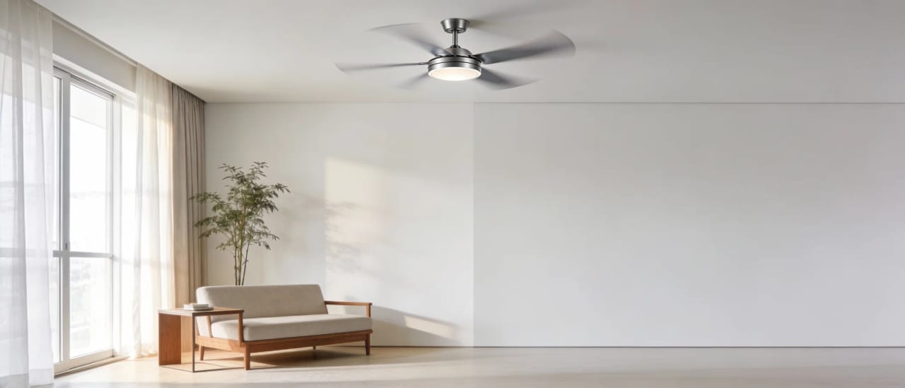 Ventilador de techo moderno en habitacion luminosa con ambiente confortable